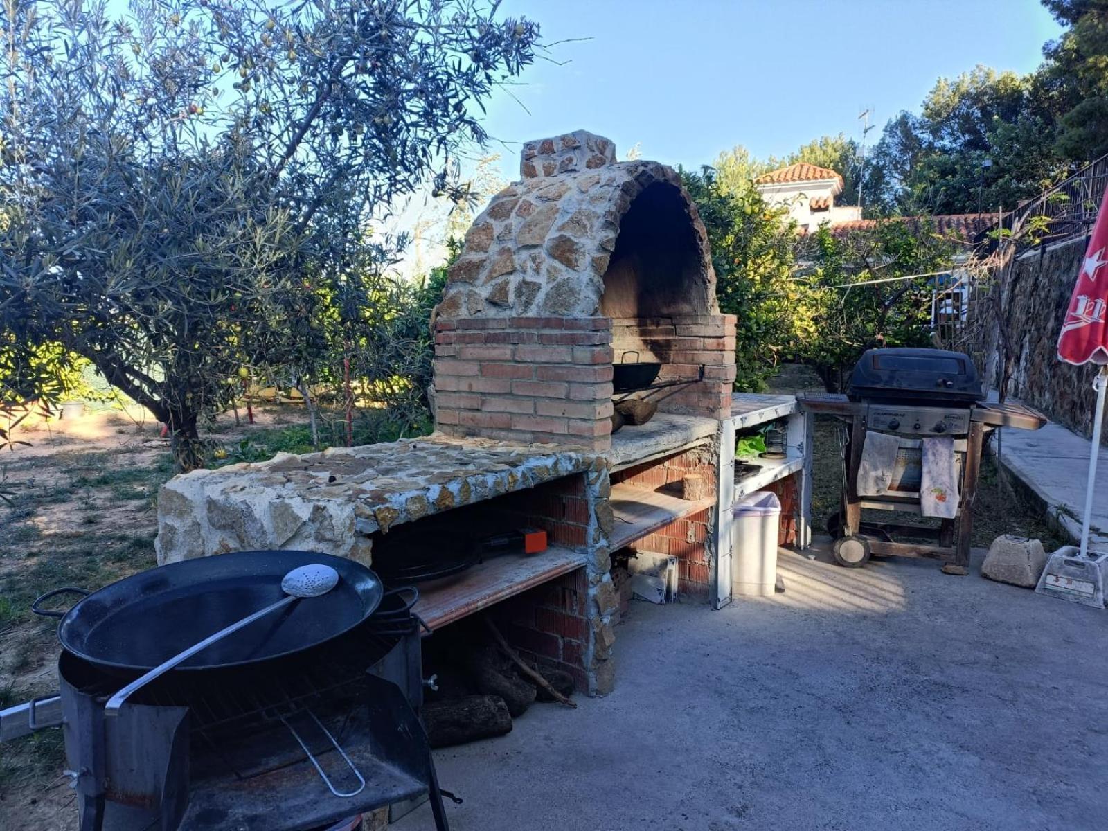 Privatunterkunft Bedroom With Private Bathroom And Two-bedroom Family In Quiet Forest 80m2 Large Swimming Pool Music Town The Garden And Swimmingpool And Garden Are Shared Lliria