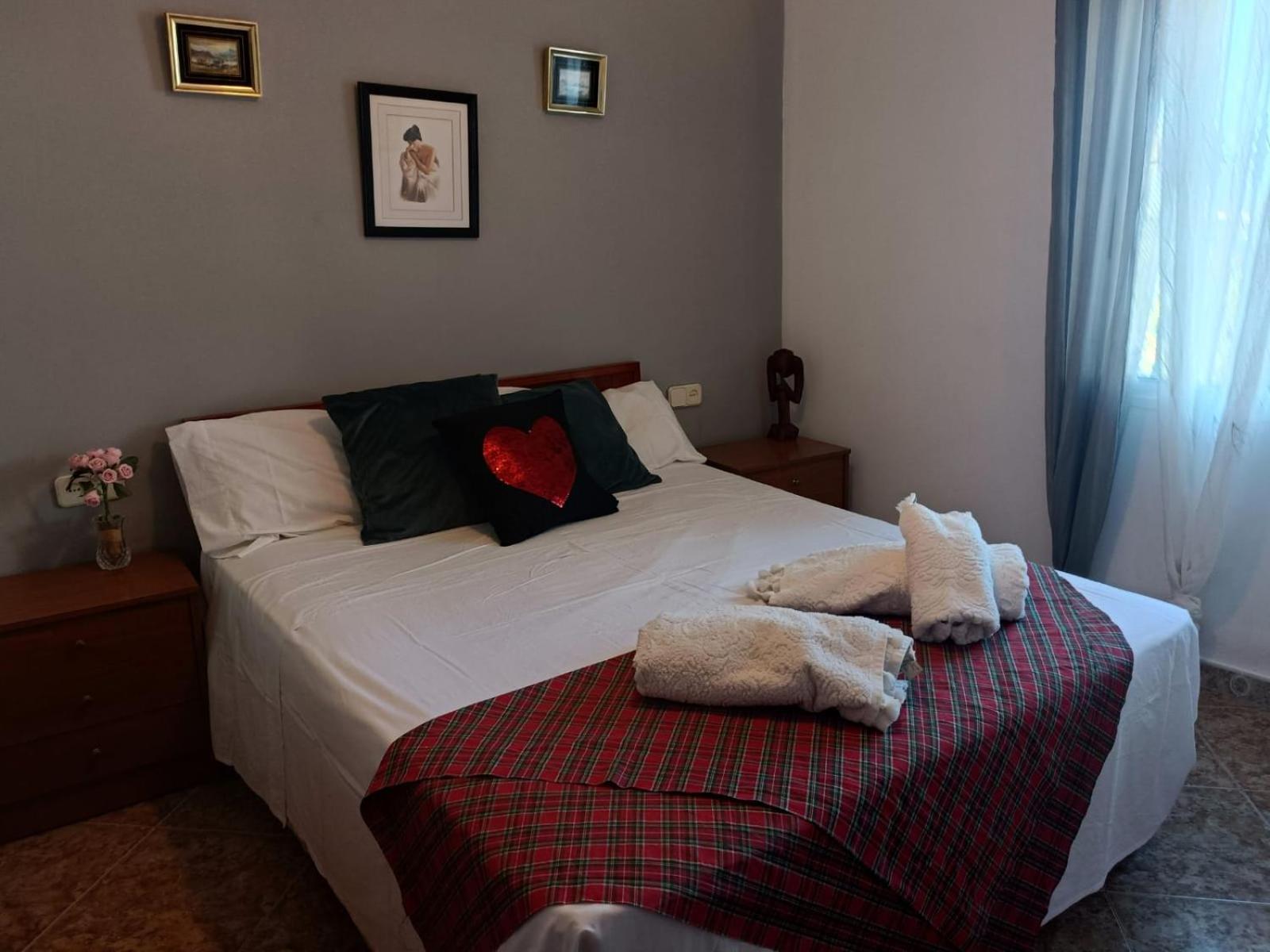 Bedroom With Private Bathroom And Two-bedroom Family In Quiet Forest 80m2 Large Swimming Pool Music Town The Garden And Swimmingpool And Garden Are Shared Privatunterkunft Lliria