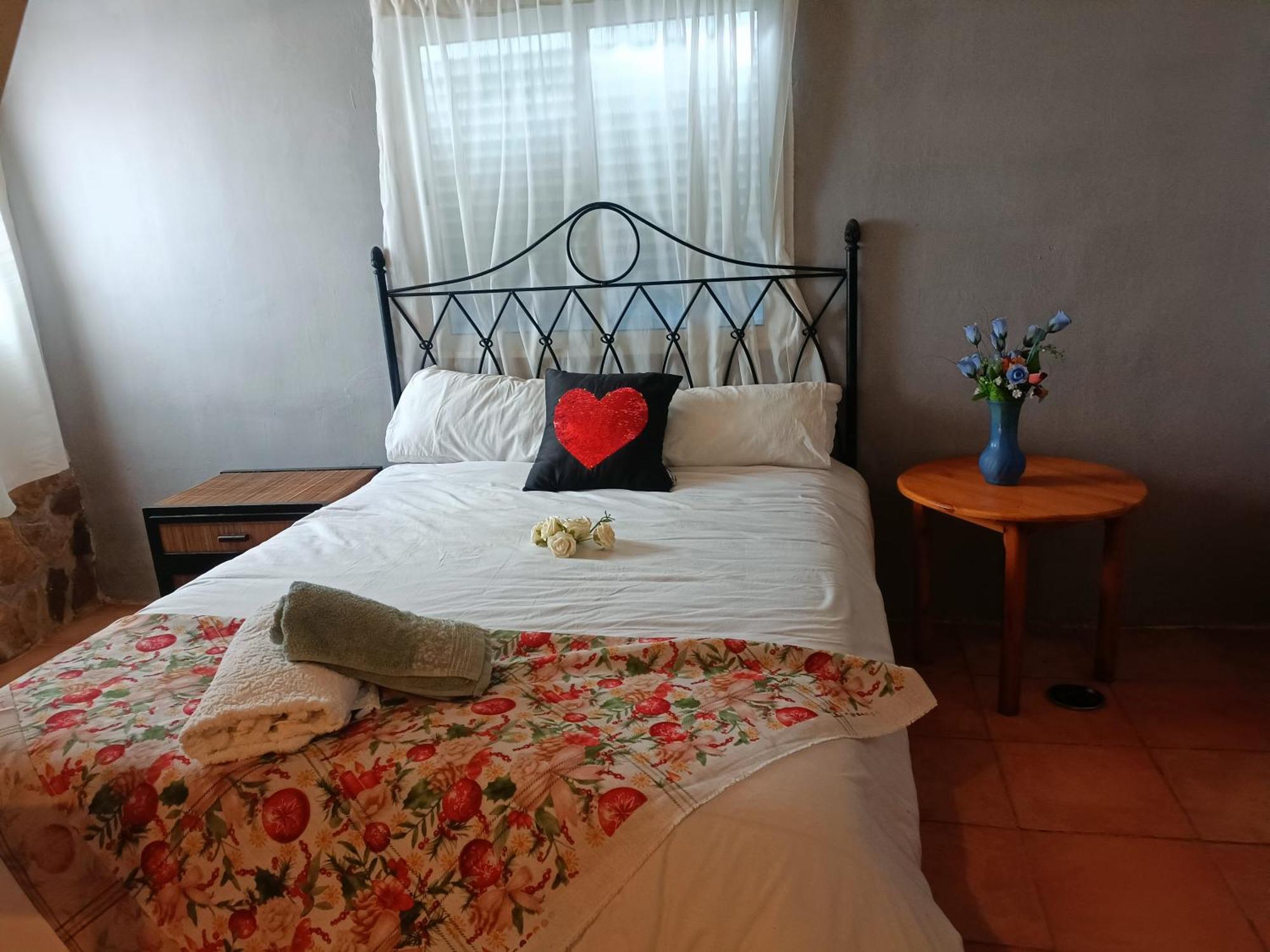 Bedroom With Private Bathroom And Two-bedroom Family In Quiet Forest 80m2 Large Swimming Pool Music Town The Garden And Swimmingpool And Garden Are Shared Séjour chez l'habitant
